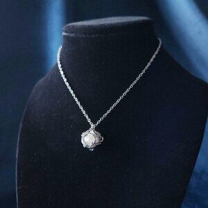 Vintage classic & elegant small silver chain and caged pearl necklace